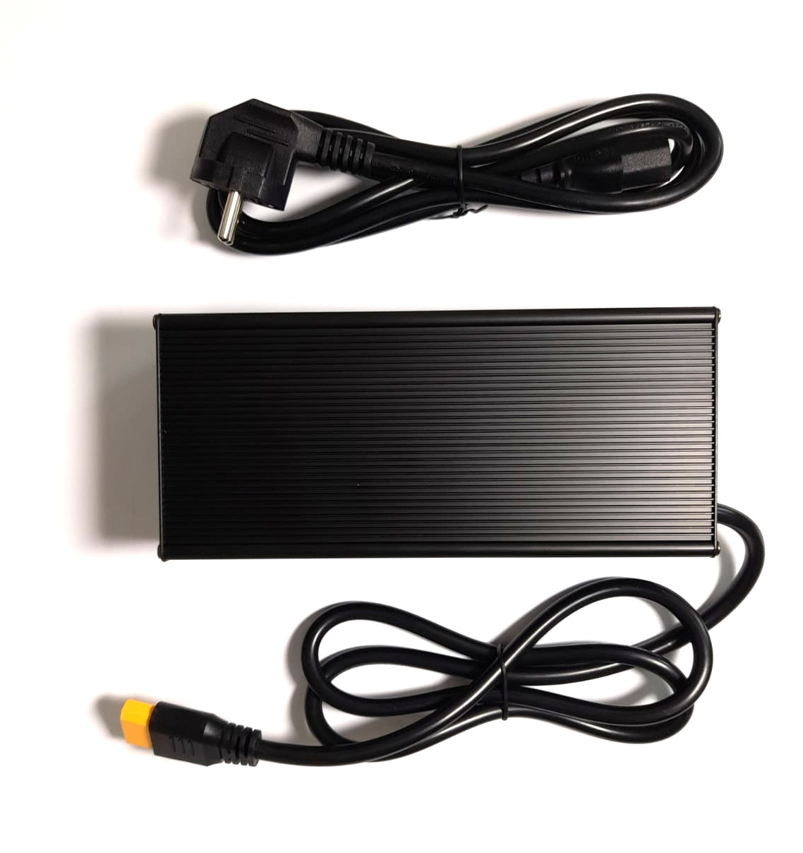 10A Ladegerät XT70 54,6V 550 Watt für 48V Li-Ion Akkus Aktiver Lüfter