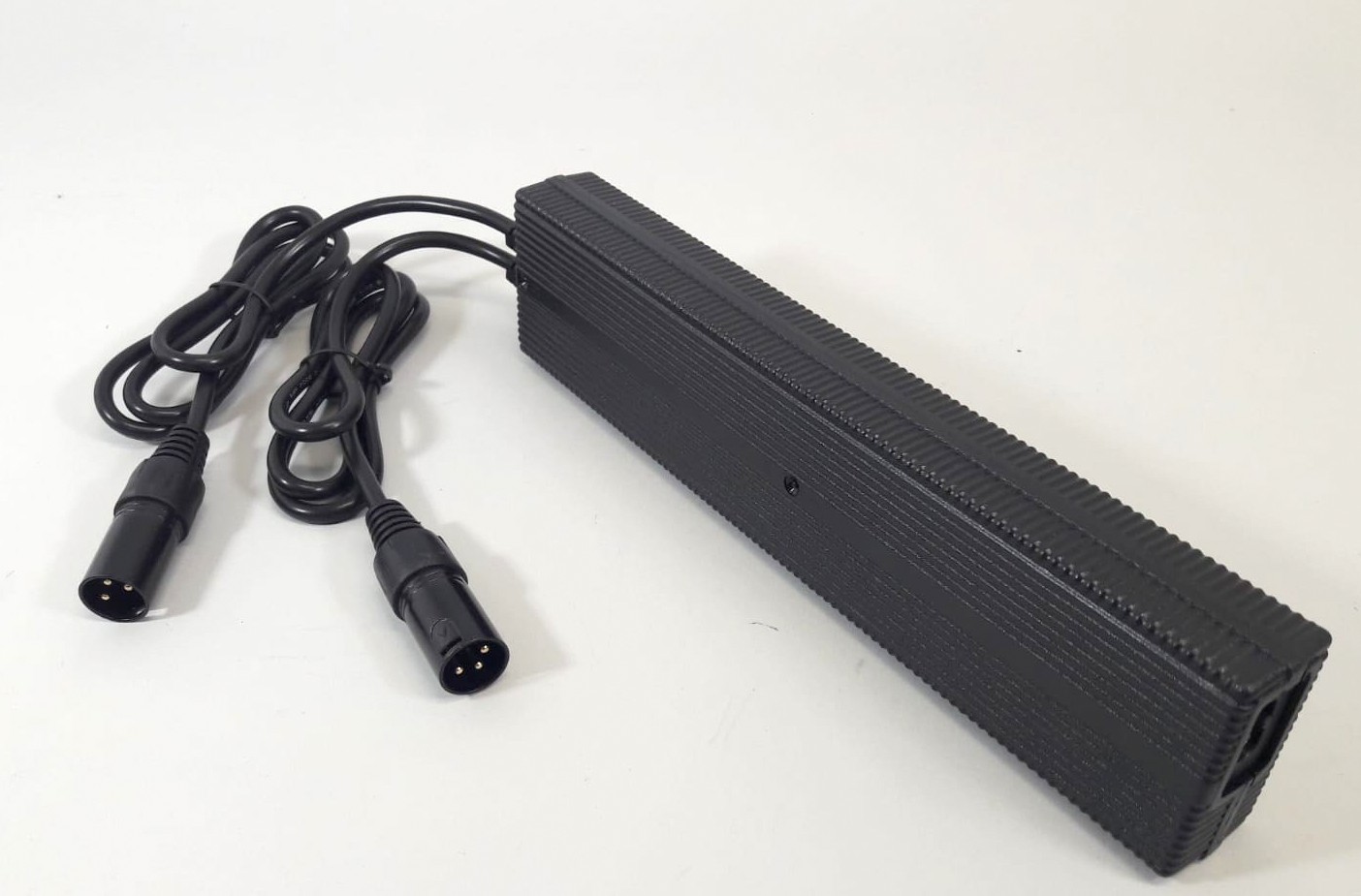 Fuyuang Duales Ladegerät 42V 2A 2 Ausgänge (170W) XLR-3